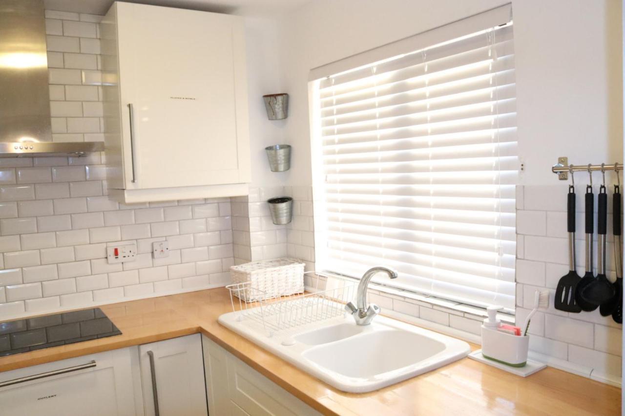 Garland Modern Apartment With Private Garden & Parking Dartford 5 ภายนอก รูปภาพ